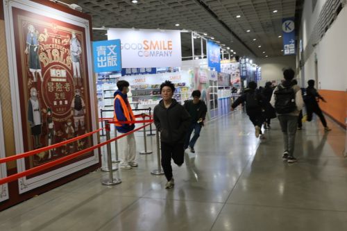 会場と同時にダッシュする来場者