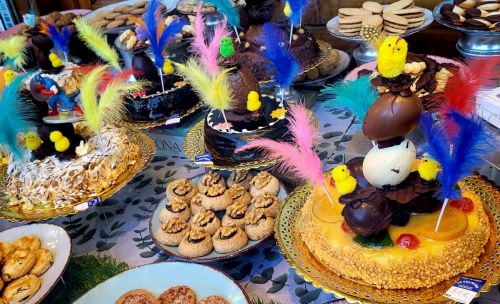 イースターケーキ「MONA de Pascua」 が店頭にディスプレイされる