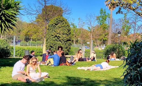バルセロナ市内シウタデリャ公園でイースターサンデーを寛ぐ人々