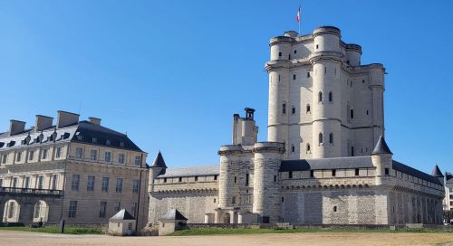 数少ない中世の王家の建物で、当時の中世で最も高い要塞建築の天守塔