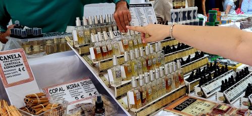 ごく少量でも驚くほど豊かな香りが広がるエッセンシャルオイル