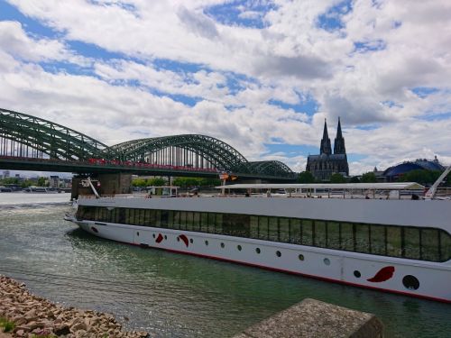 これから乗船するリバークルーズ船…どんな旅になるか楽しみ!