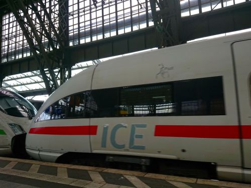 ２０分遅れで、自分たちが乗るＩＣＥ（高速列車）がケルン到着