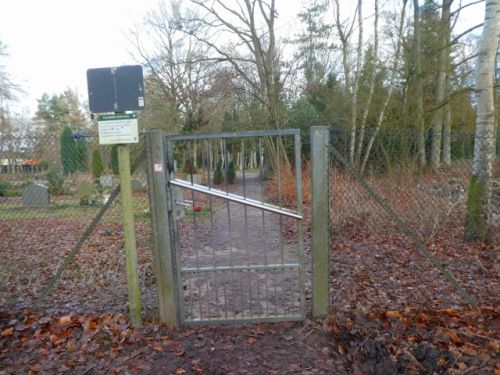 この墓地は、午後８時に施錠されるようです