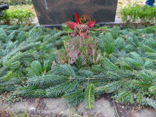 義理の祖父母の墓石前には飾りが