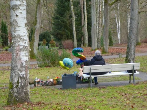 風船を供えている老夫婦を見かけました。この日２歳の誕生日を迎えるはずだった、お孫さんのお墓参りだったのでしょう