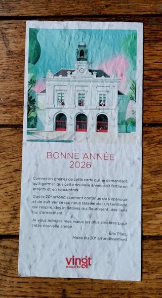 ボコボコと凹凸のある和紙のようなグリーティングカード