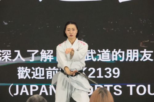 型を披露する岩本先生