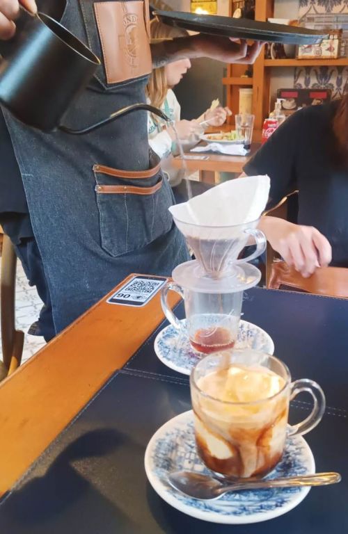 ?HARIO V60で抽出するコーヒーとアフォガット（アイスクリーム入りのエスプレッソ））