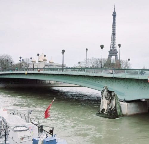 アルマ橋の向こうにエッフェル塔が見える。雨天、２０２６年２月２７日撮影