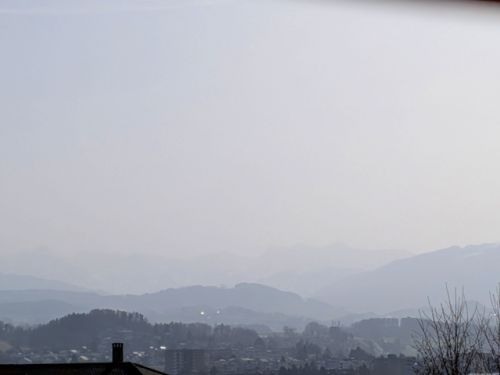 サハラ砂漠の砂塵で、視界が真っ白の日が何日も続いたスイス